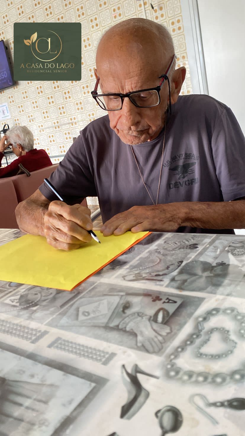 Desenho como exercício de expressão e foco.